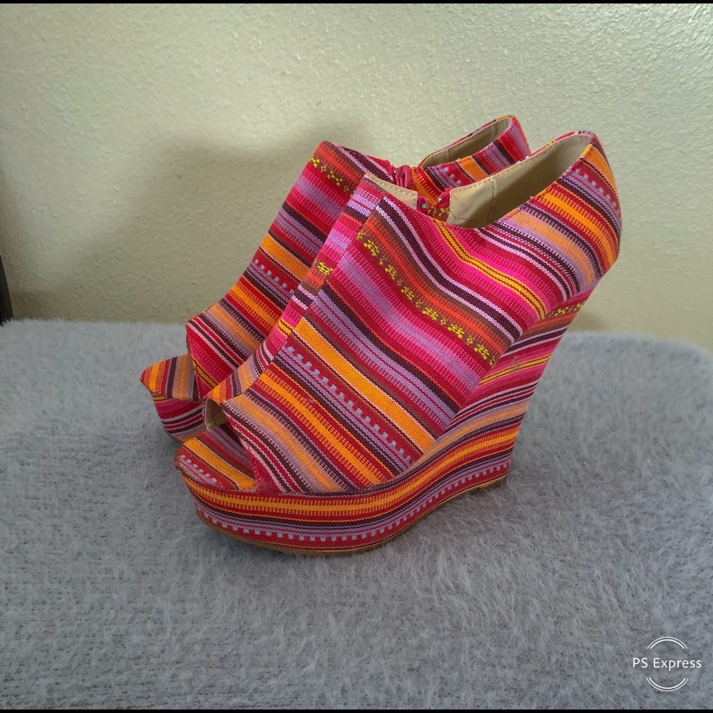 ***LIGHT STRIPED HEELS***